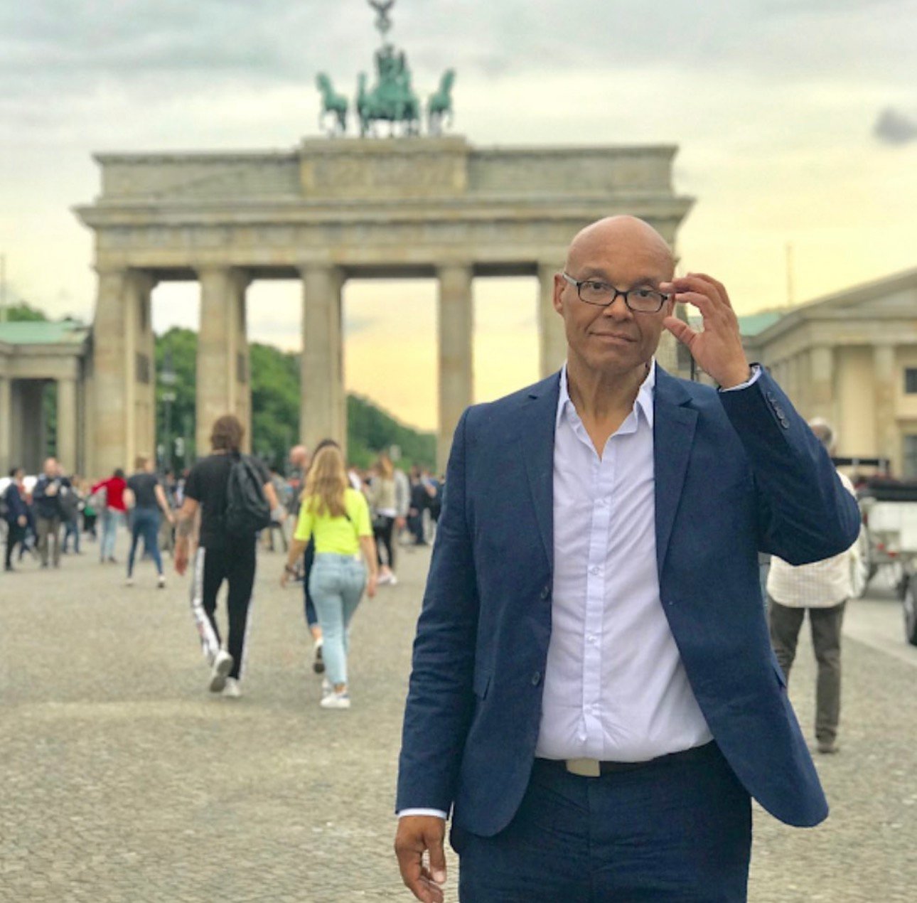 Prof. Dr. phil. Thomas Alexander Frank vor dem Brandenburger Tor in Berlin