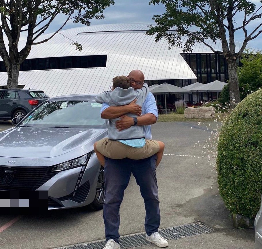 Father holding his child in his arms – an image of support, closeness and responsibility in difficult times